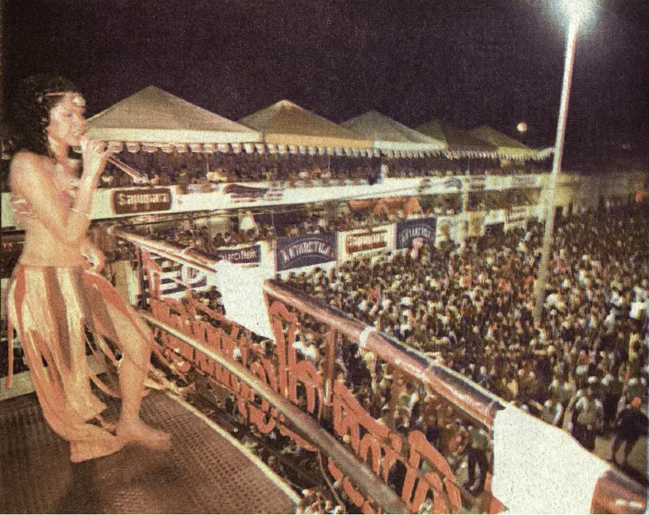 Adriana, da Banda Mel, cantou sucessos como 'Poeira' e 'Dança da Tomada' no carnaval de Aracati