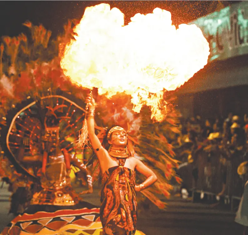 Pirotecnia usada em Maracatu nos desfiles de blocos na Avenida Domingos Olímpio, em Fortaleza