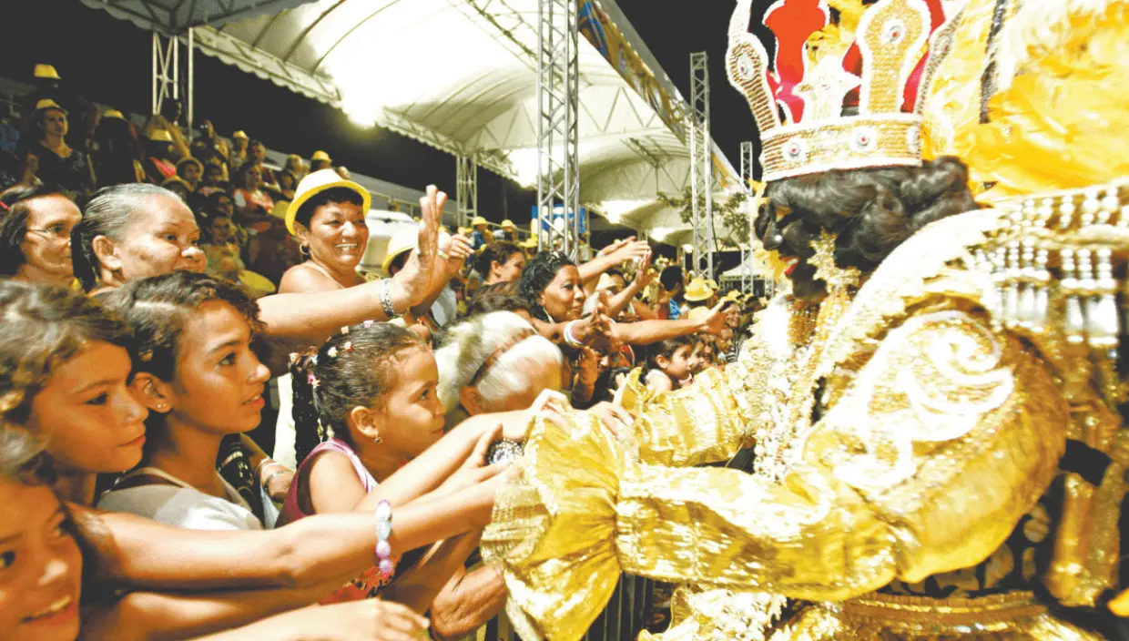 Arquibancada montada anualmente na Avenida Domingos Olímpio, em Fortaleza