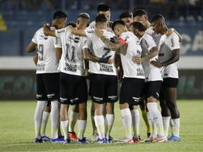 Jogadores do Corinthians abraçados