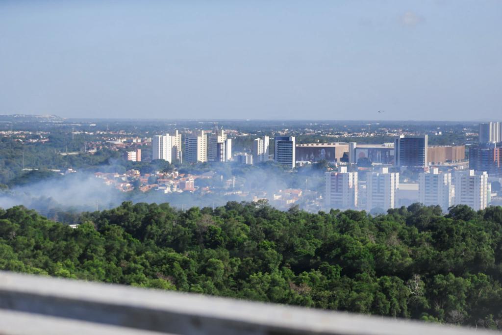 Imagem mostra fumaça de incêndio no Parque do Cocó