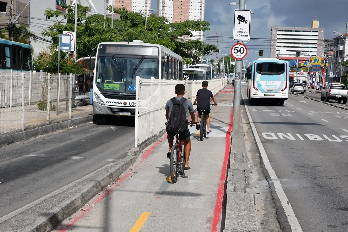 Para trabalho ou estudo, fluxo de ciclistas é intenso na via ao longo de todo o dia