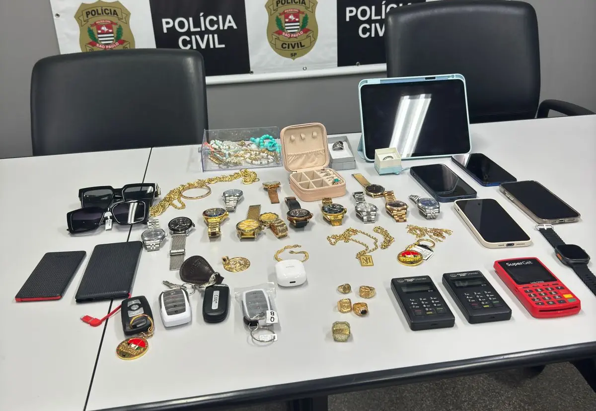Celulares e relógios apreendidos em operação