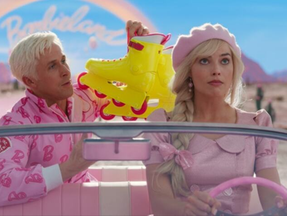 Fotografia em tom de rosa com Barbie dirigindo e Ken levantando um patins