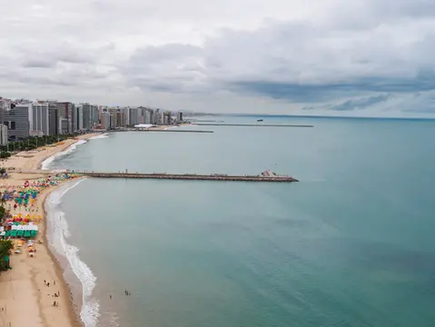 Imagem da notícia: Espigões nas praias: quais os impactos e por que são usados no Ceará há mais de 80 anos