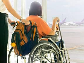 Pessoa com deficiência em aeroporto