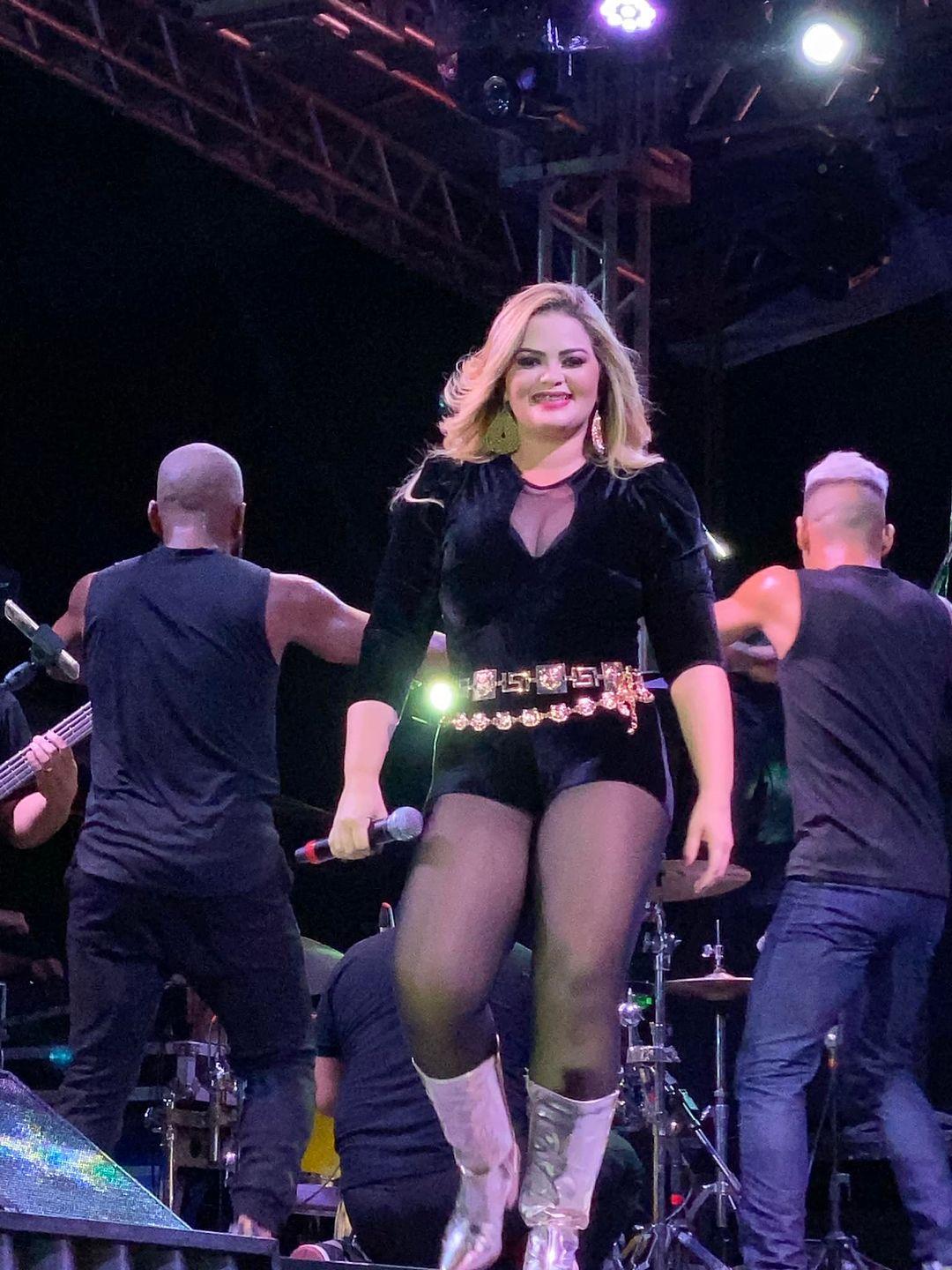 Foto da cantora Dani Li em show