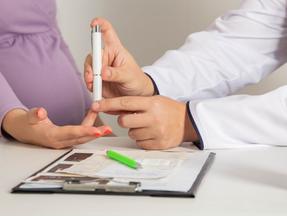 grávida de roxo fazendo teste de diabetes