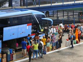 Foto de pessoas em fila para pegar ônibus na rodoviária de Fortaleza