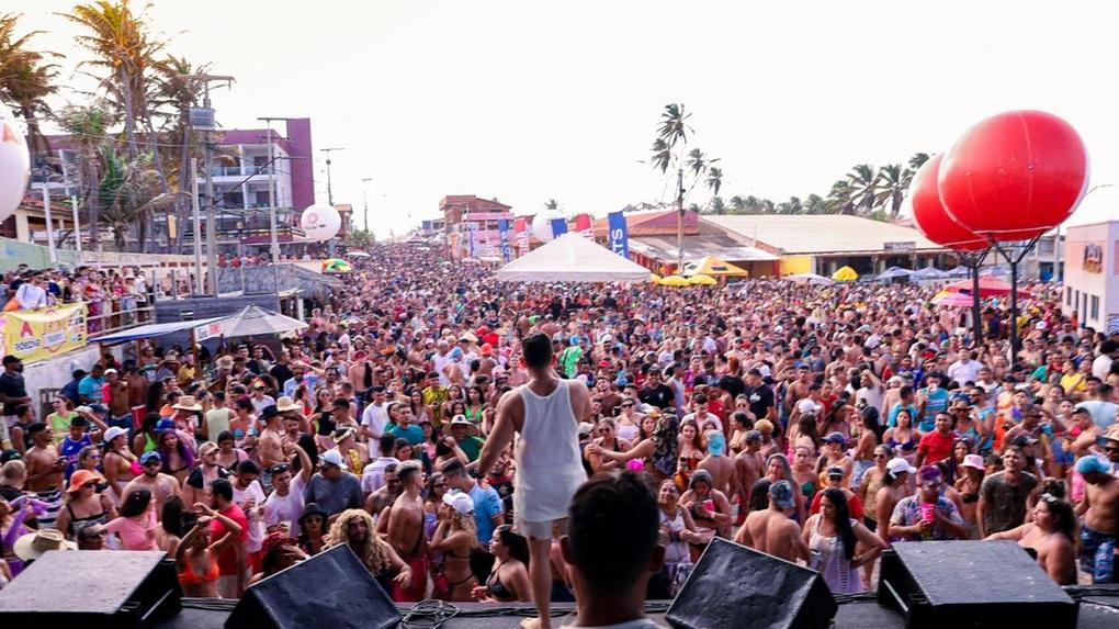 Festas de Carnaval atraem milhares de pessoas para o Litoral do Ceará