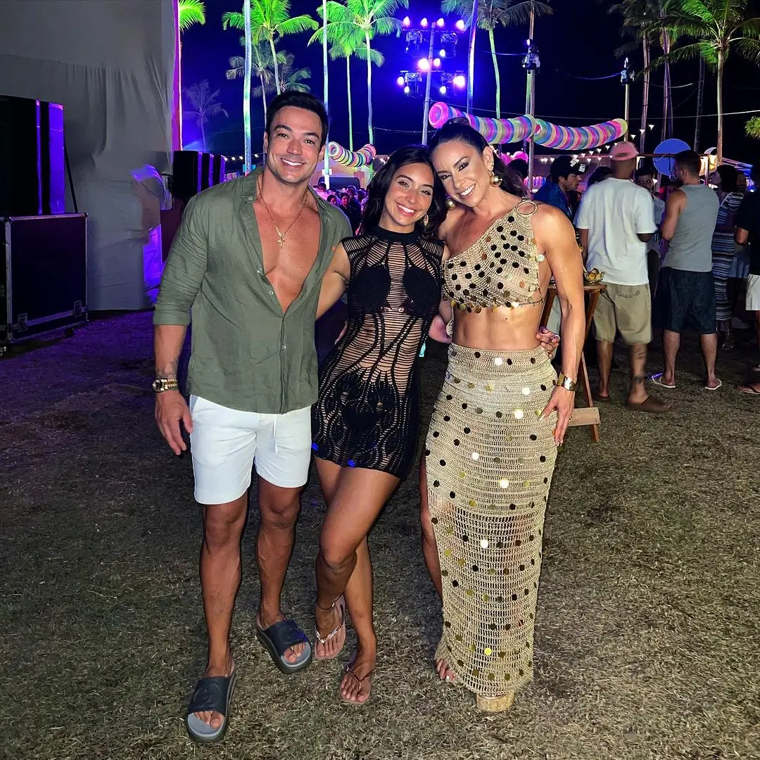 Vanessa Lopes ao lado dos pais, Liziane Lopes e Alisson Ramalho