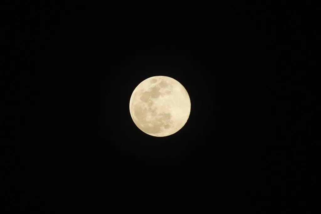 A lua iluminando o céu durante a partida de futebol da Copa Asiática de Seleções do Catar 2023 entre Quirguistão e Omã, em Doha