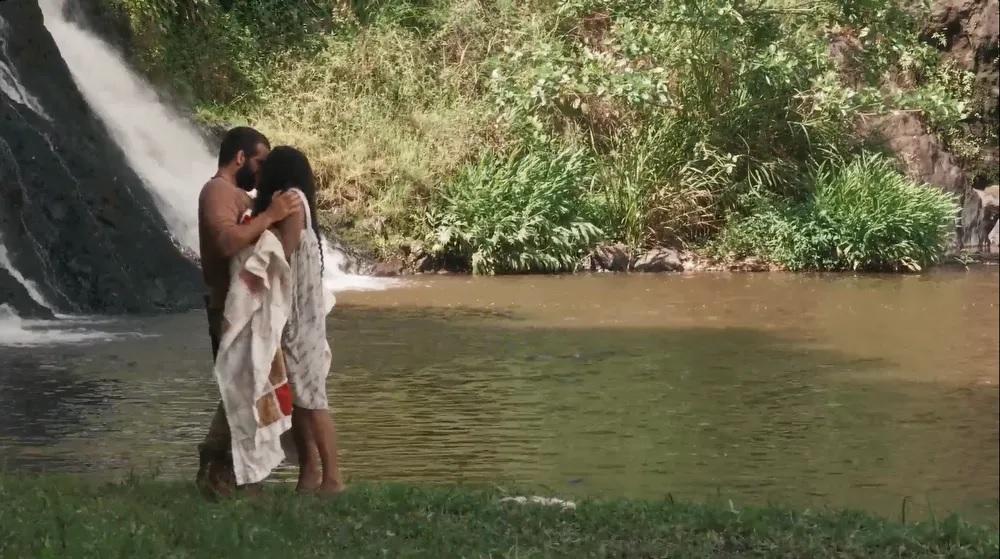 Beijo aconteceu em momento que Santinha estava tomando banho em cachoeira