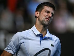 Novak Djokovic com semblante negativo