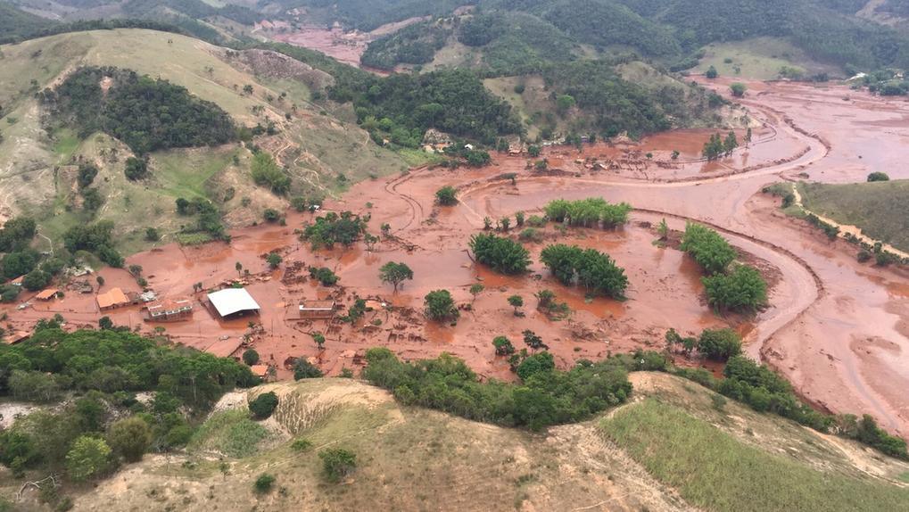 Imagem mostra localidade coberta por lama resultante de rompimento de barragem me Mariana, Minas Gerais, em 2015. Mineradoras são condenadas a pagar R$ 47,6 bi por rompimento de barragem em tragédia de Mariana
