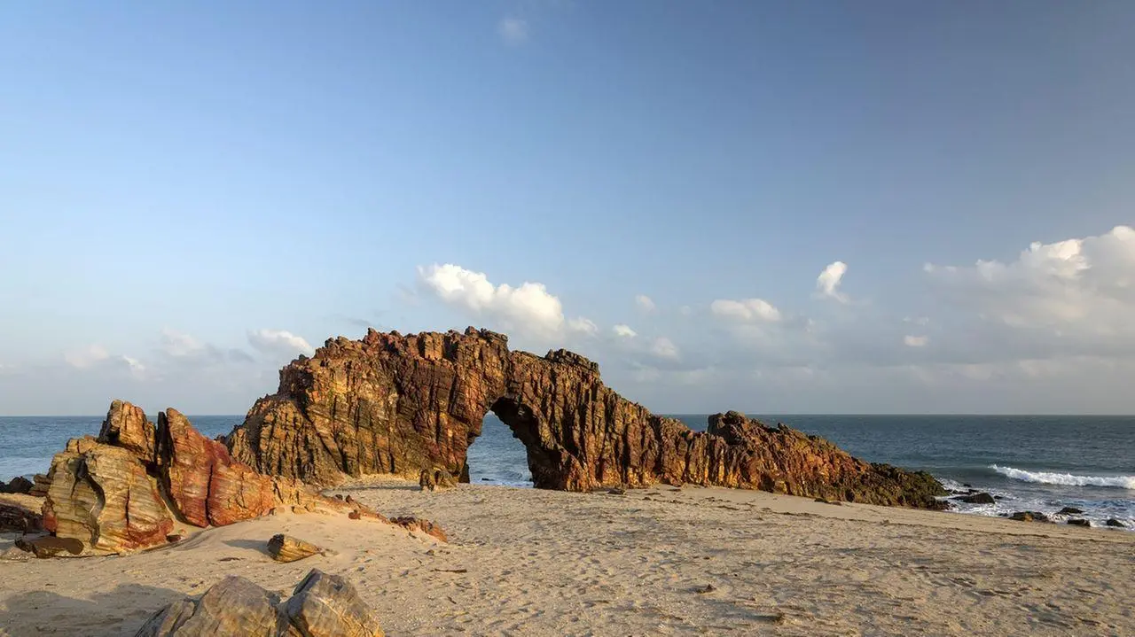 Foto da pedra furada de jericoacoara