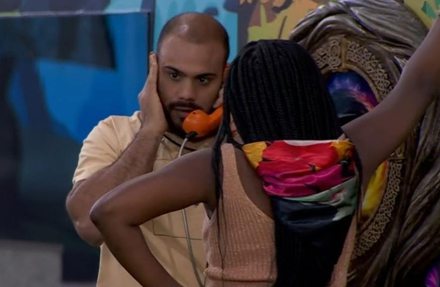 Marcus Vinicius atendendo o Big Fone no BBB 23