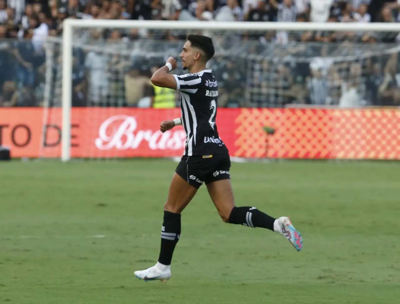 Atletas de Ceará e Floresta disputam bola