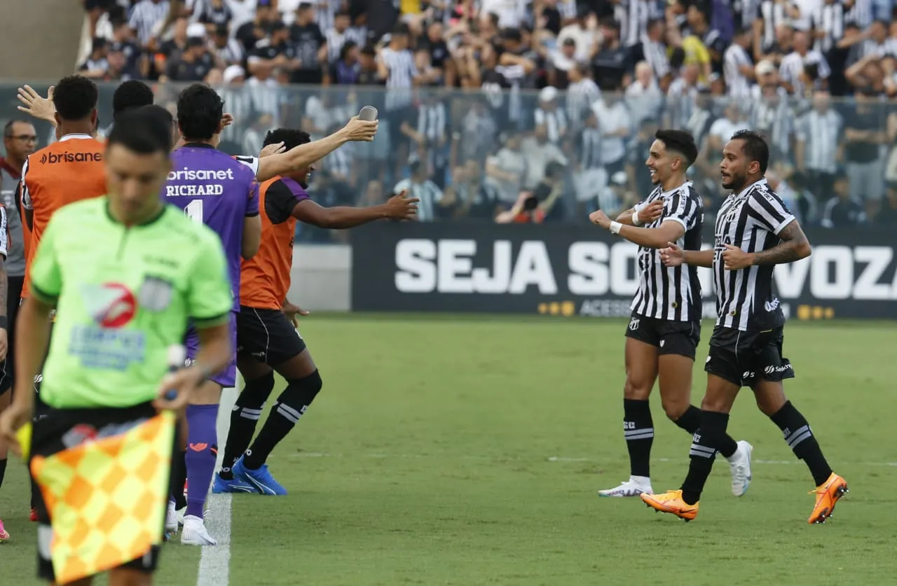 O Ceará melhorou o desempenho coletivo contra o Floresta pelo Campeonato Cearense