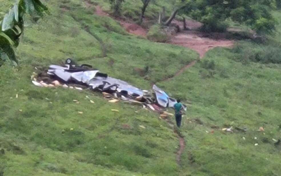 Imagem de destroços de avião sobre a grama verde em zona rural de Minas Gerais