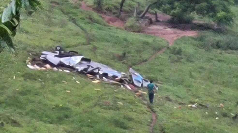 Imagem de destroços de avião sobre a grama verde em zona rural de Minas Gerais