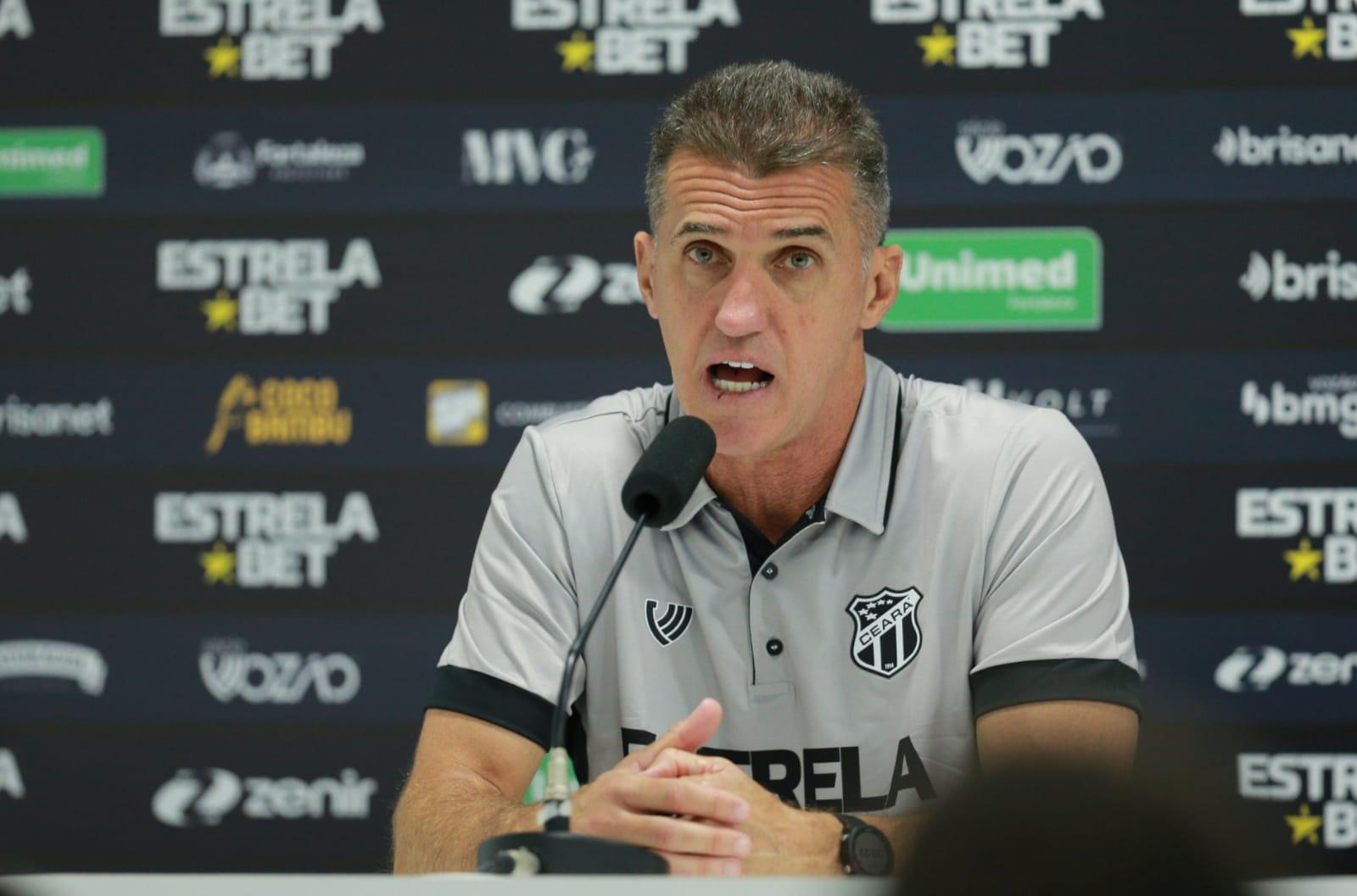 Foto de Vagner Mancini, técnico de futebol, com a camisa do Ceará