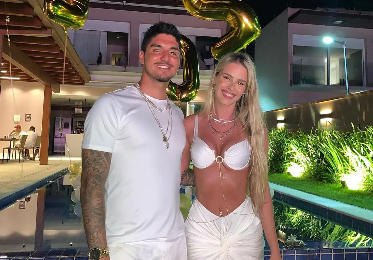 foto de yasmin brunet e gabriel medina de branco passando o ano novo