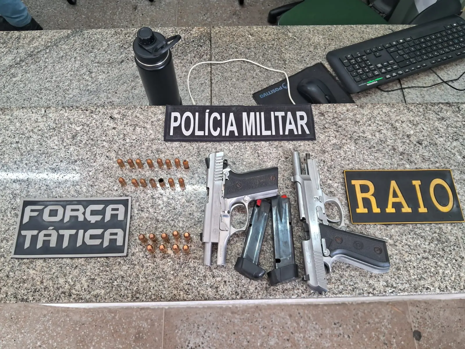 Com o grupo, foram apreendidas duas armas de fogo e munições