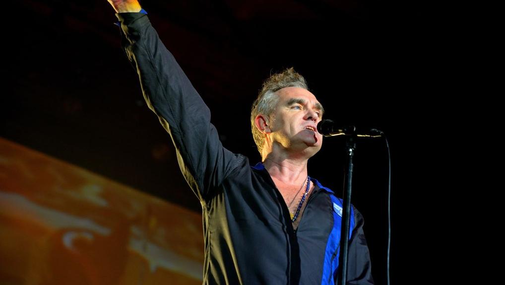 Morrissey durante show cantando no microfone