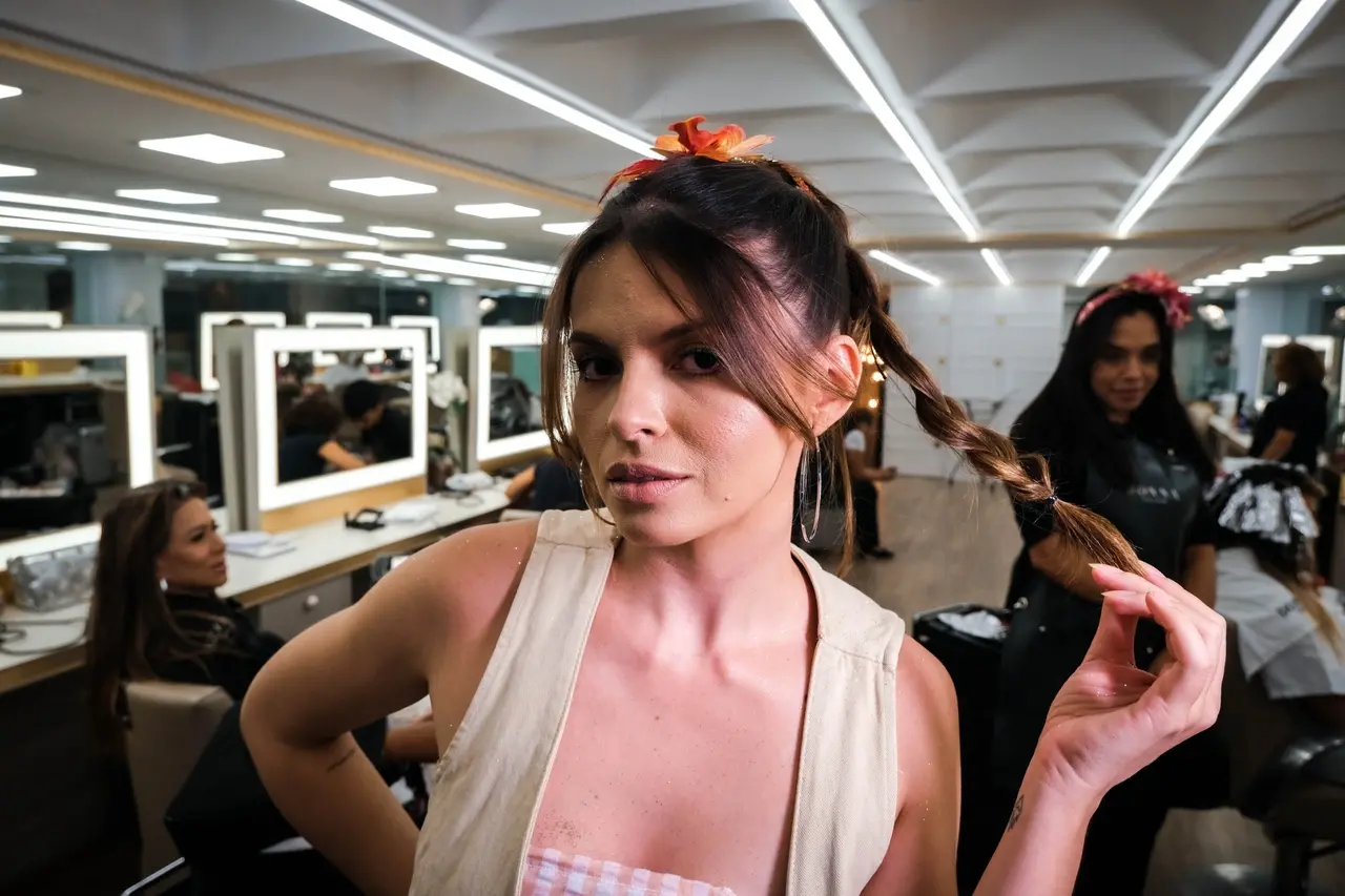 Acessórios dão tom carnavalesco a penteados tradicionais