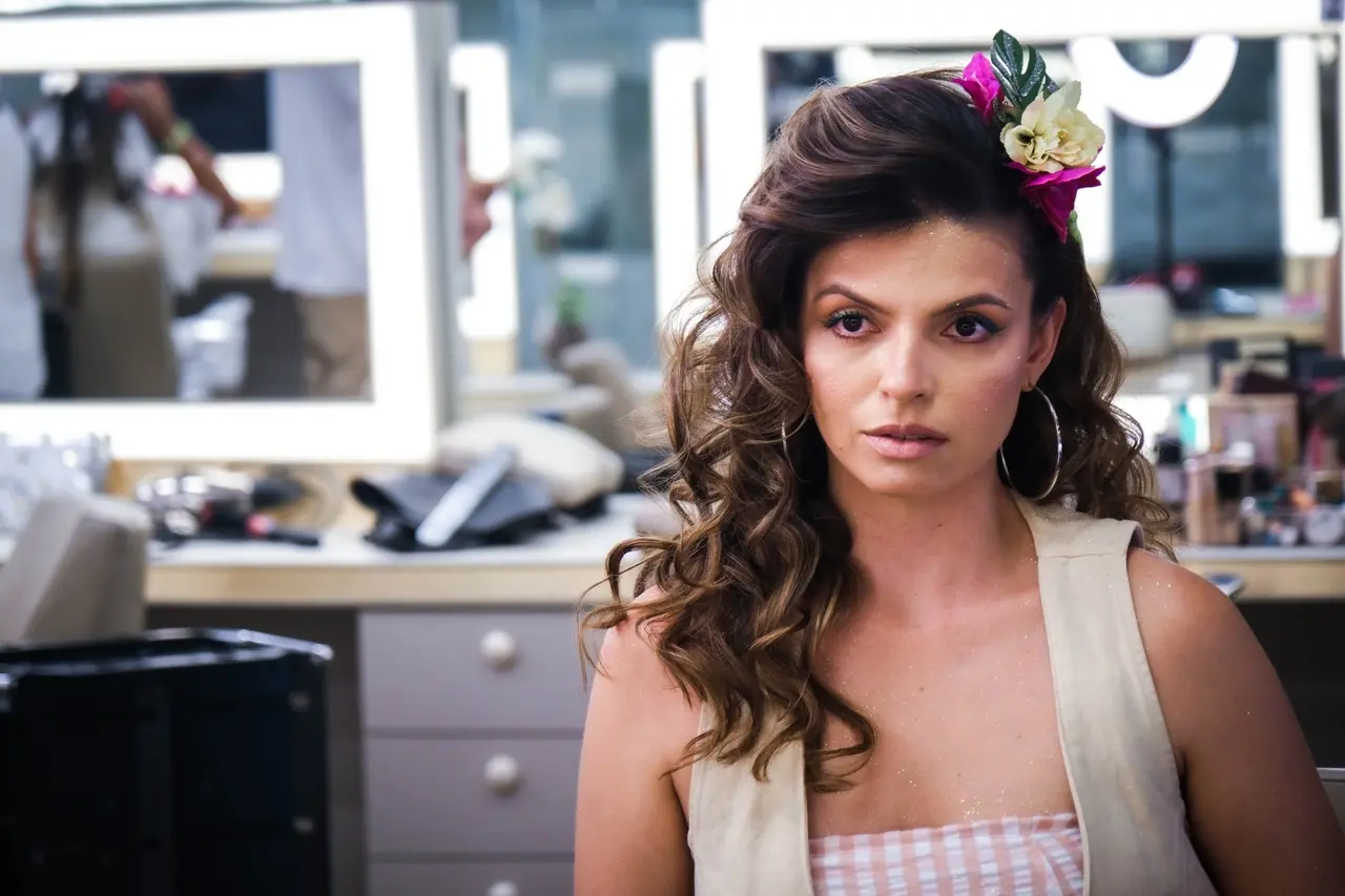 Para quem quer um look mais sofisticado, babyliss e muito spray para volume são o combo certo