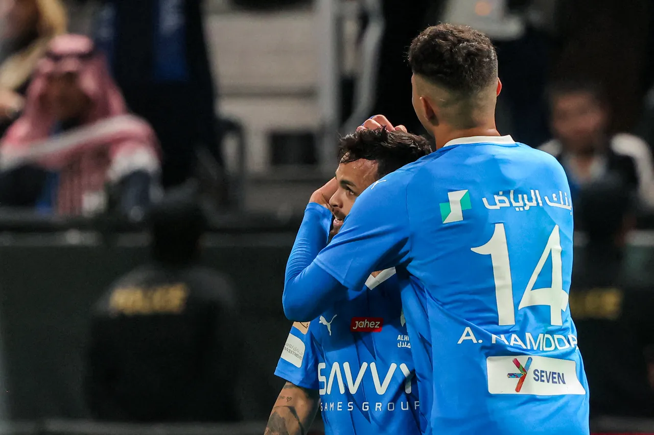 O brasileiro Michel é abraçado por companheiro ao marcar gol pelo Al-Hilal