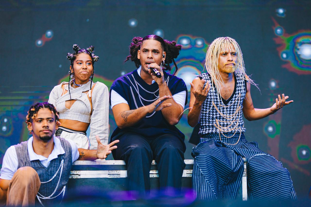 Artista se apresenta com o coletivo Fazeno Rock