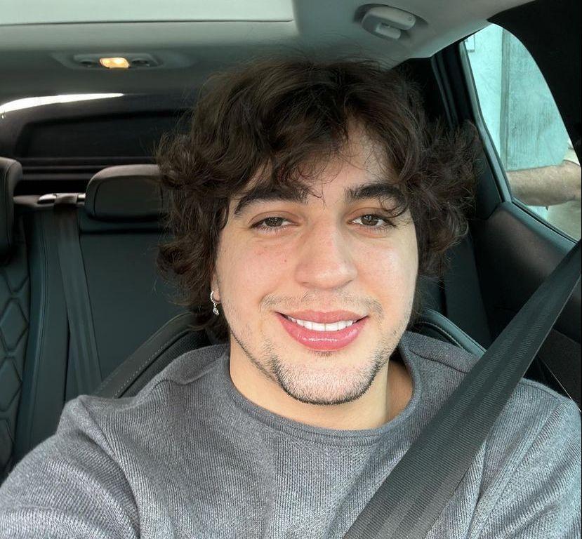 foto do cantor Nattan no carro