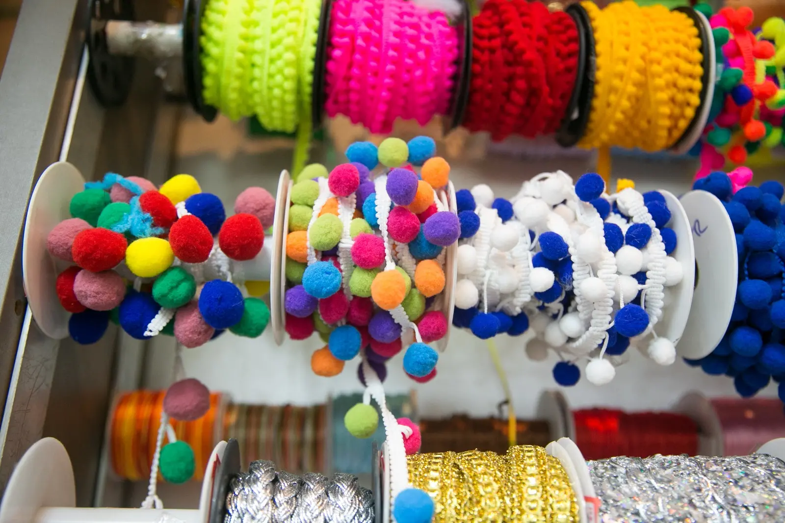 Pompons também fazem sucesso nas ombreiras