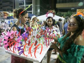 foto de ambulante vendendo tiaras em Fortaleza