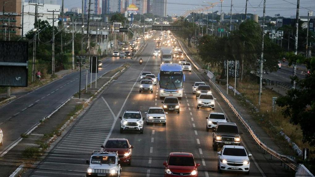 Imagem mostra carros em avenida de Fortaleza. IPVA 2024: prazo para pagamento do imposto com desconto de até 10% encerra nesta quarta-feira (31)