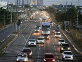 Imagem mostra carros em avenida de Fortaleza. IPVA 2024: prazo para pagamento do imposto com desconto de até 10% encerra nesta quarta-feira (31)