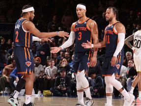 Jogadores do New York Knicks em quadra, se cumprimentando
