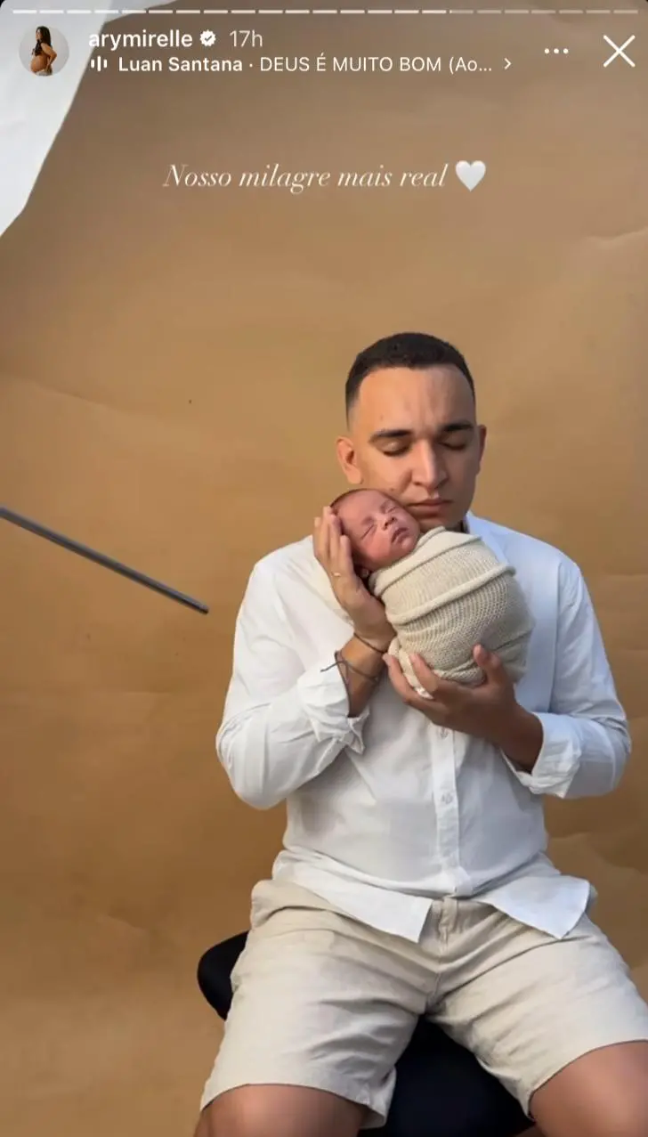 João Gomes segurando o bebê