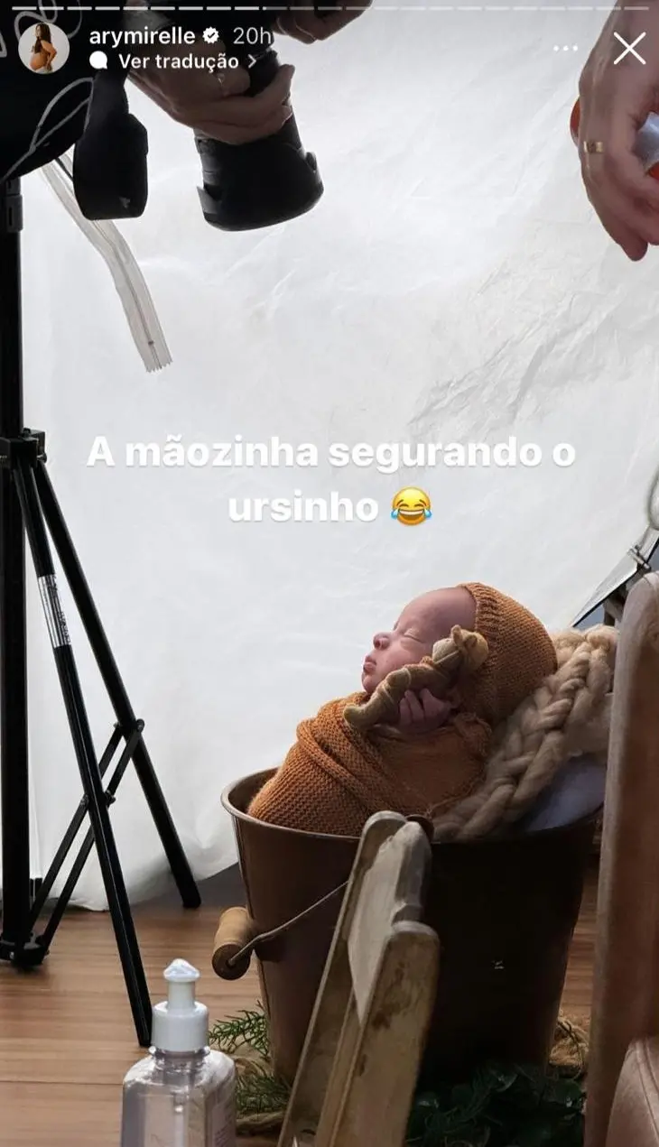 Jorge dentro de cestinha segurando urso