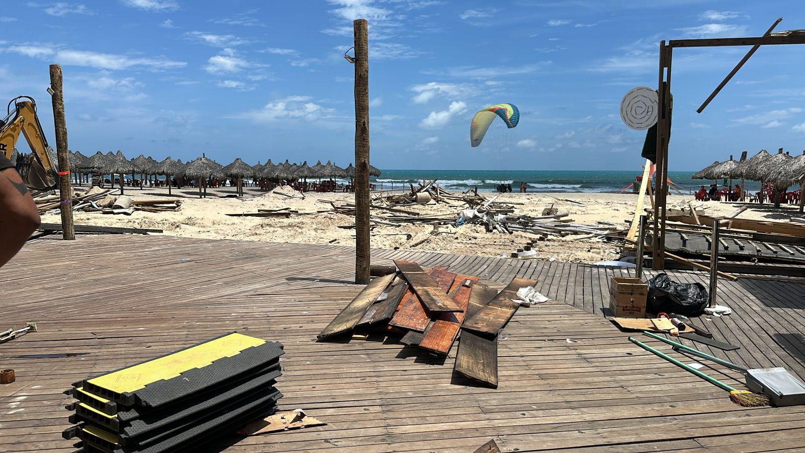 Estrutura de alvenaria demolida em barraca na Praia do Futuro