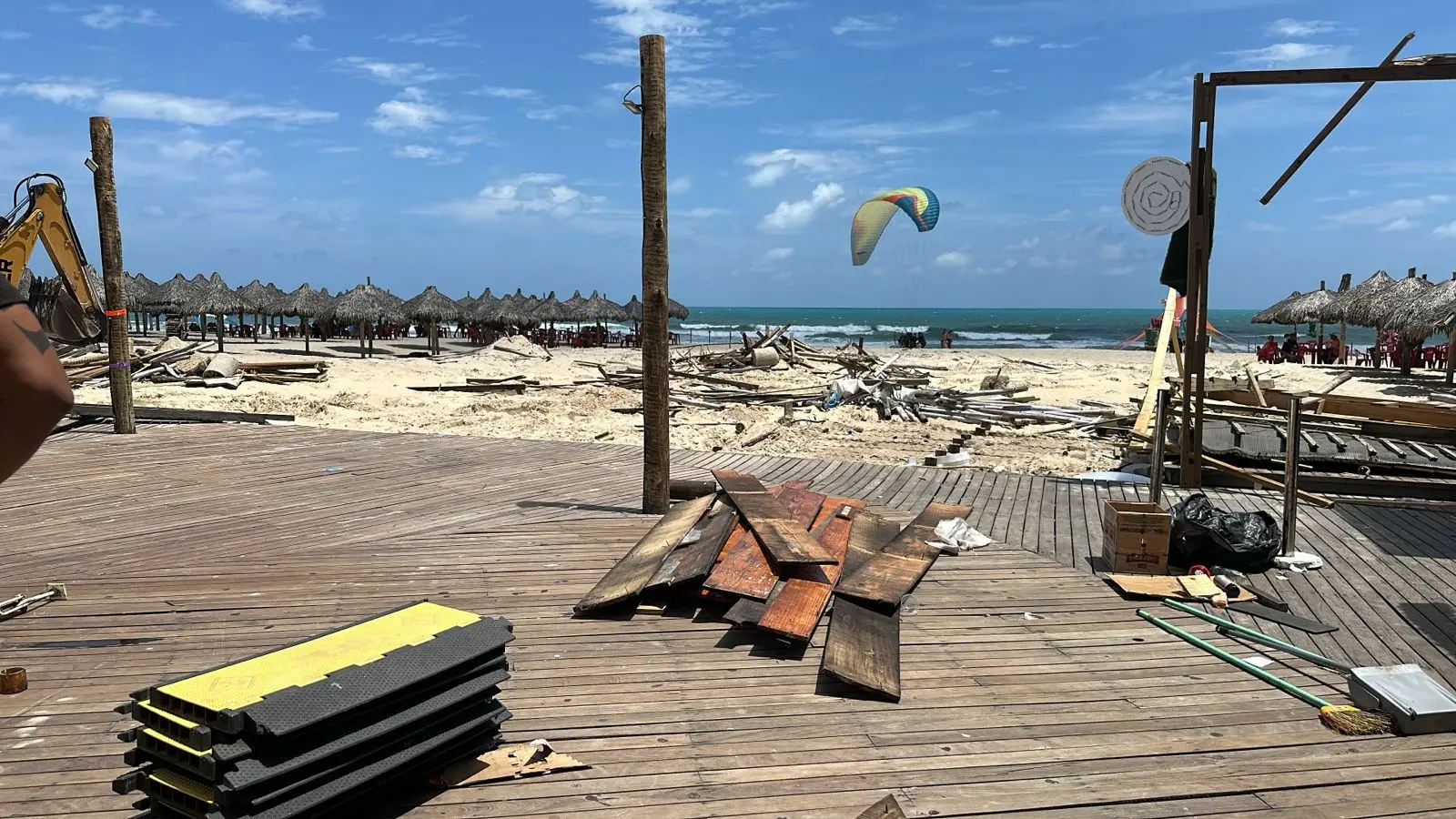 Estrutura de alvenaria demolida em barraca na Praia do Futuro