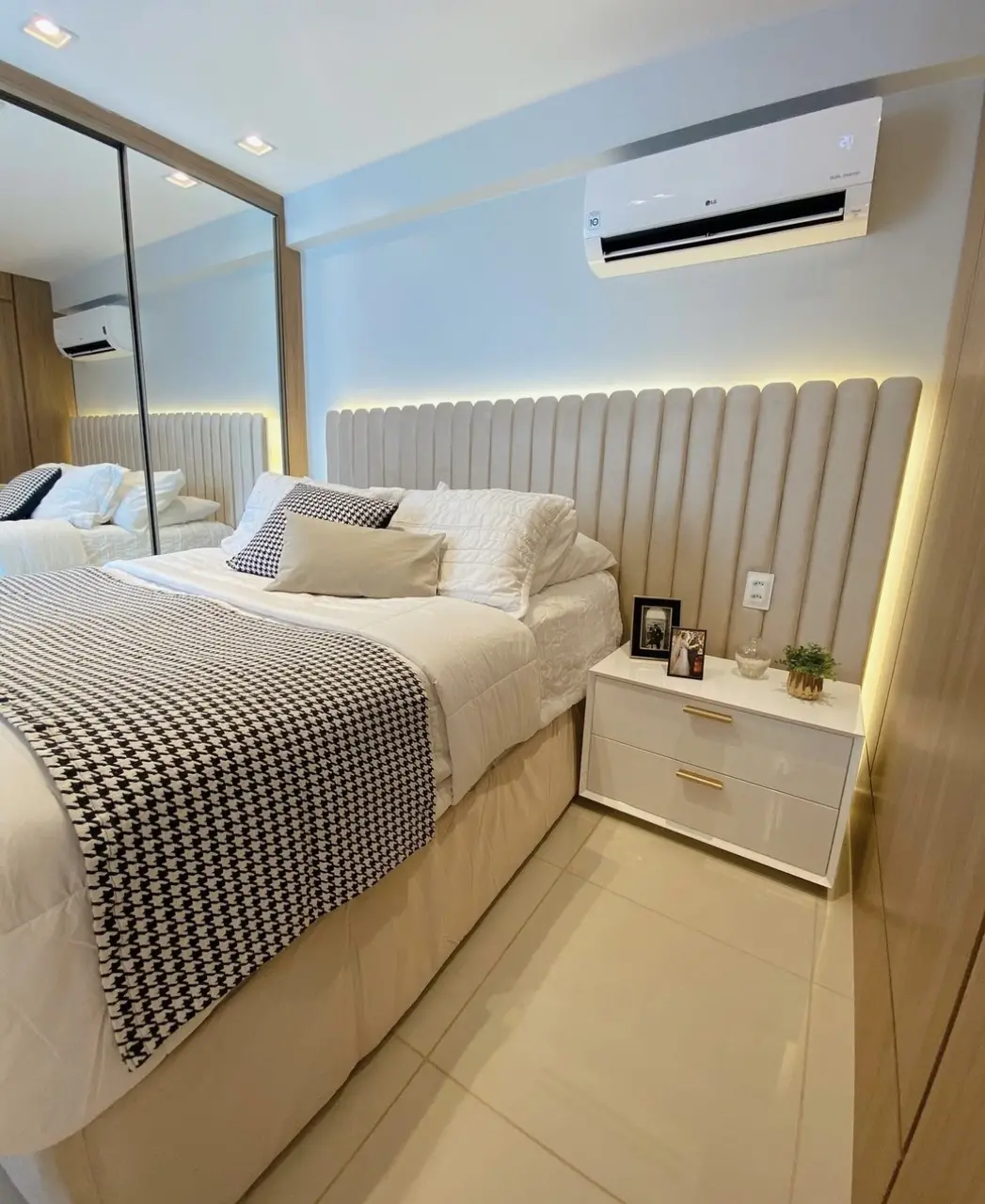 Luz de led amarela fixada atrás da cabeceira da cama de casal