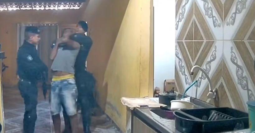 Print de vídeo onde policiais militares agridem suspeito dentro de casa