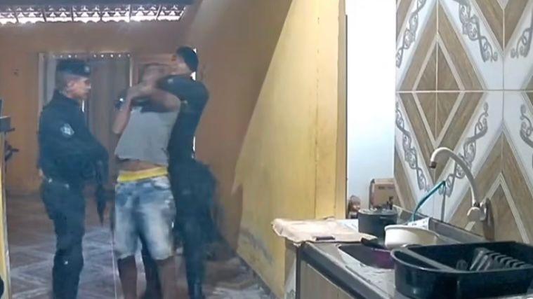 Print de vídeo onde policiais militares agridem suspeito dentro de casa