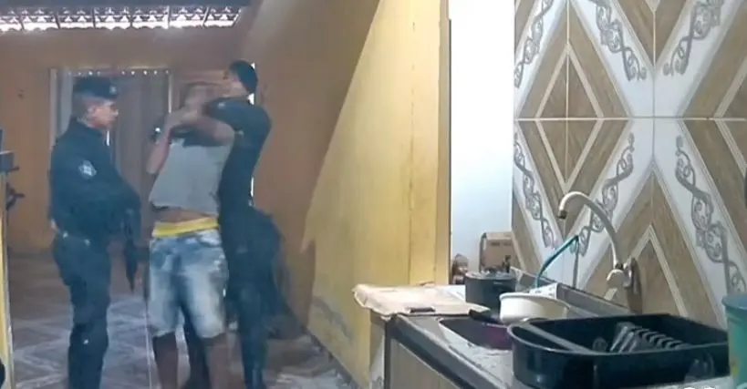 Print de vídeo onde policiais militares agridem suspeito dentro de casa