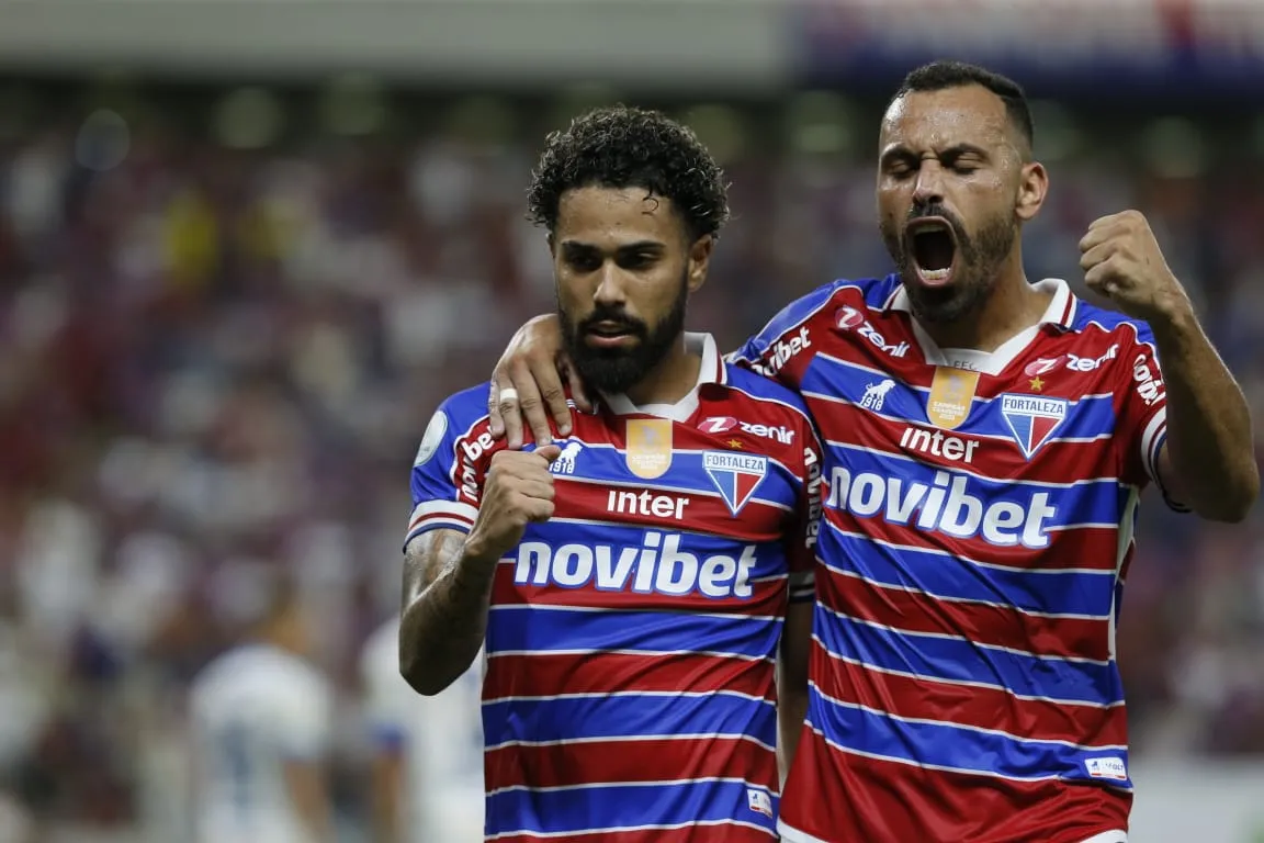 Calebe e Moisés comemoram gol do Fortaleza