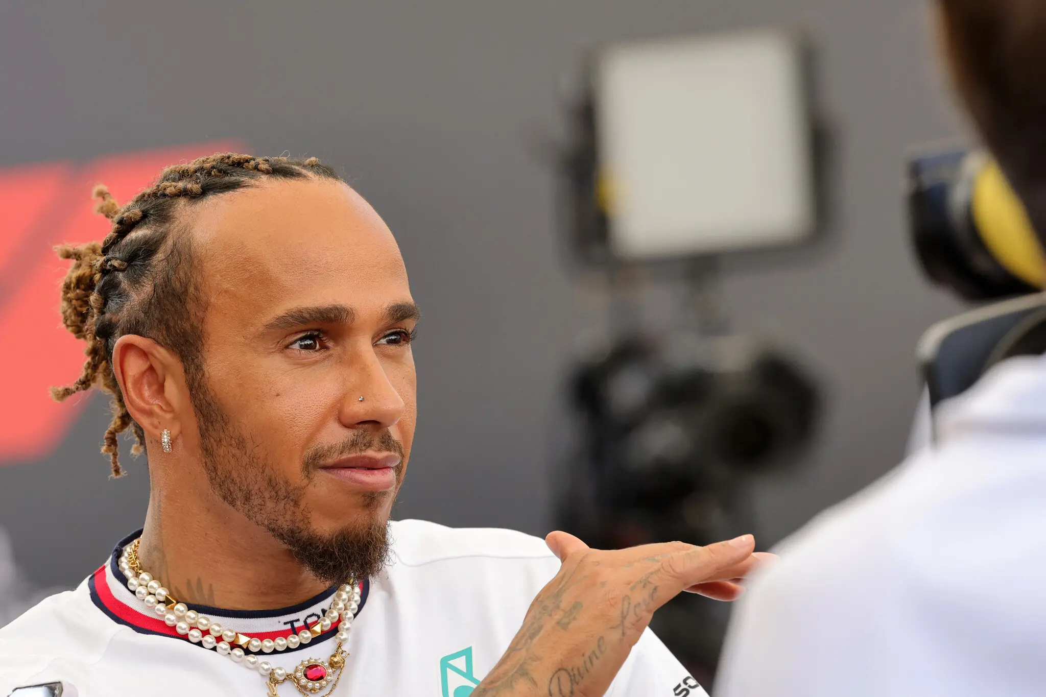 Lewis Hamilton com semblante contente