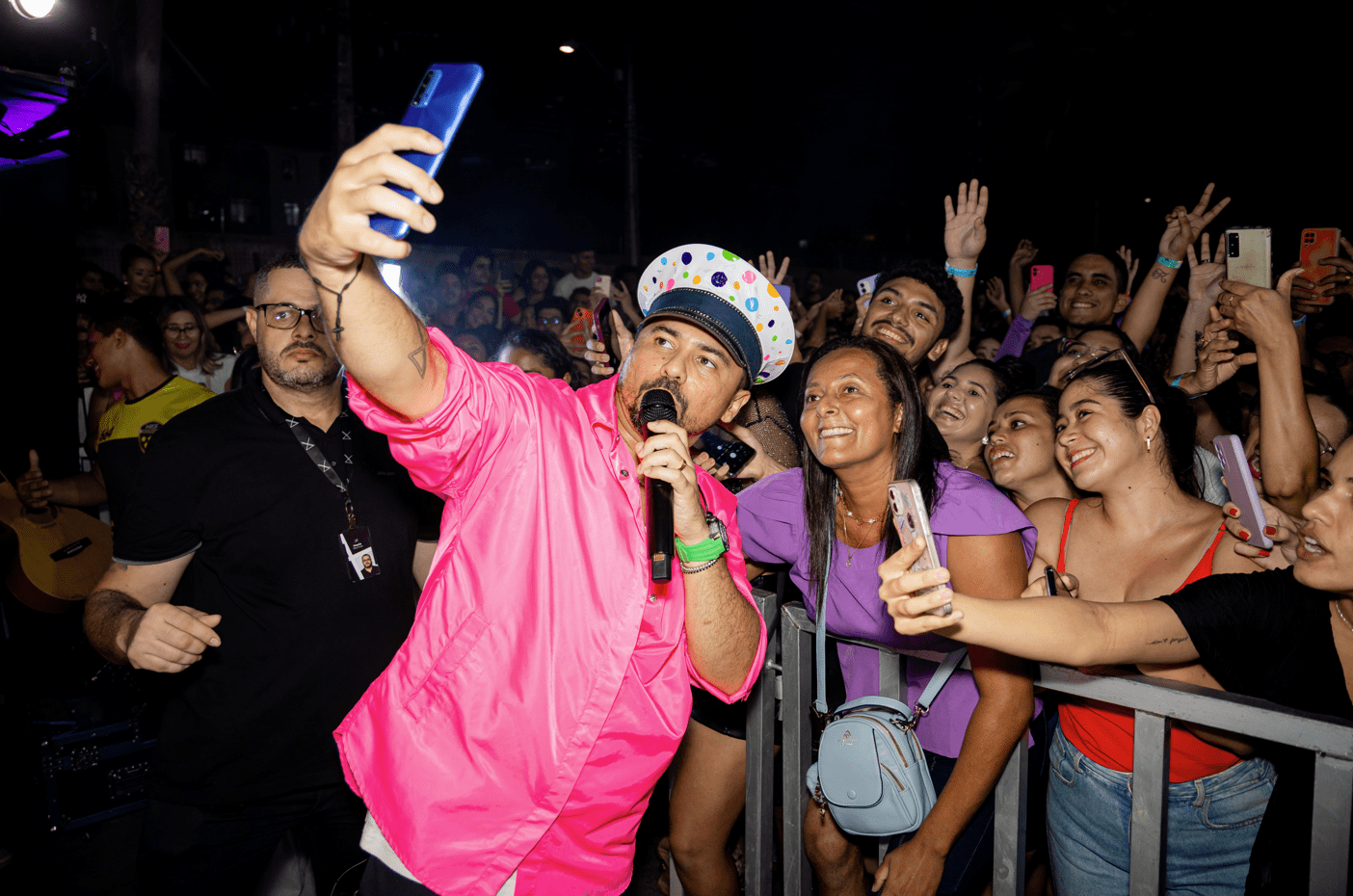 Cantor fez apresentação de repertório do álbum 'Mixtura' em shopping de Fortaleza